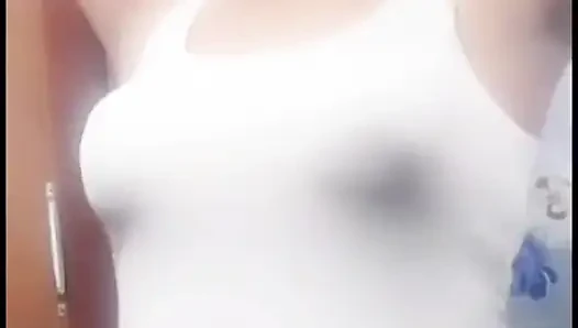 Si cantik asik masturbasi sendirian di sirkus
