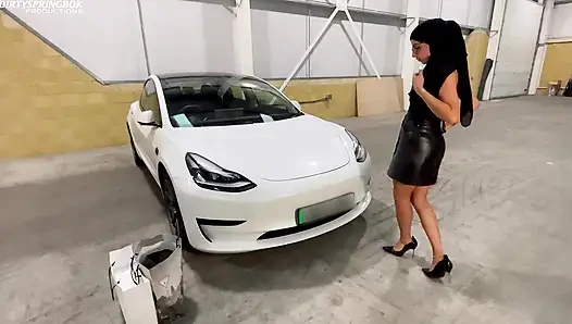 Istri muslim dientot di tempat parkir mobil