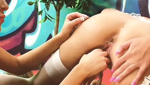 Strap-on in meiner fotze, 1_trio schöner lesben in dessous, genießen ihren strap-on zusammen