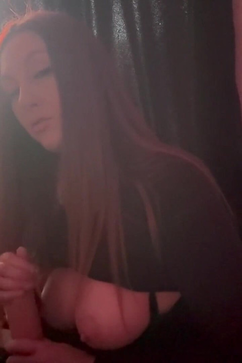 Savukkeen polttaminen isot tissit dildo leikkiä