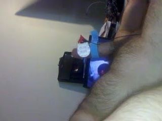 Мой третий камшот на электросексуале во время просмотра буккаке, видео