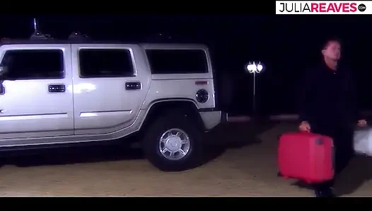 Милфа-блондинка сосет хуище, затем трахается в рот с камшотом