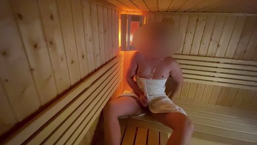 Masturbación arriesgada en sauna que termina con una gran corrida, entró en mí