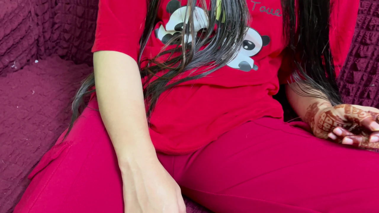 Seksi Hintli üvey kız kardeşim benimle sikiştiği için çok mutlu oluyor