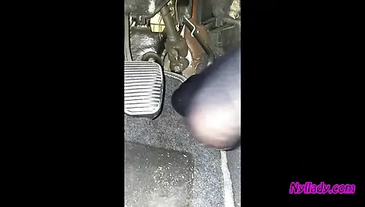 Nyllady За рулем и поимкой ее браво в сапогах на высоких каблуках и черных балетках