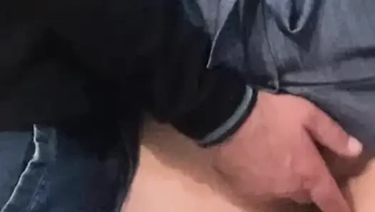 WOW!!! Cowok asing lagi asik mainin memek berbulunya