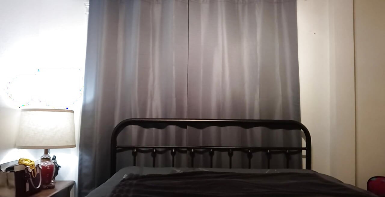 Seharian nyepong di rumah! Dee memompa satu di kasur telanjangnya.