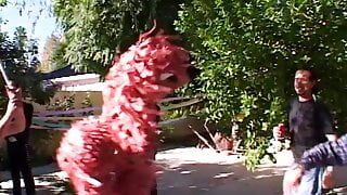 Сексуальная молодая белая анальная брюнетка-девушка по соседству в розовой сетке трахается с огромным хуем