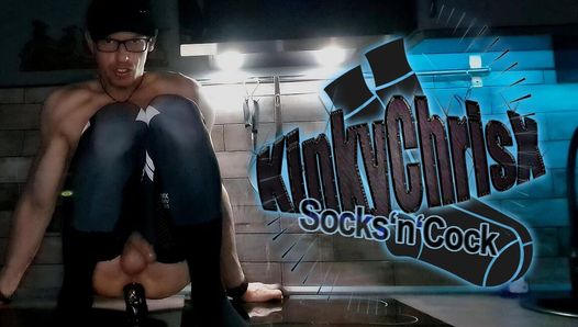 Kinkychrisx - 穿着大腿高袜的厨房性爱