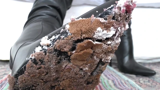 Курящая госпожа и вкусный десерт из подошв сапоги, клип в видео от первого лица, леди Виктория Валенте