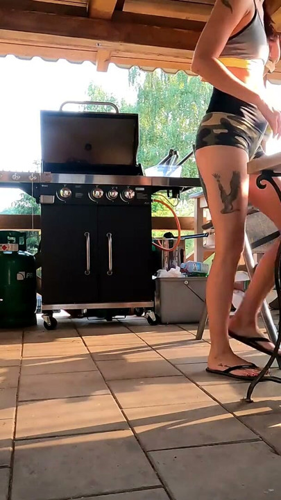 Fără chiloți, pizdă strâmtă, fete fierbinți și sexy care fac un BBQ la vecini ca să sărbătorească Paștele | Clip 1