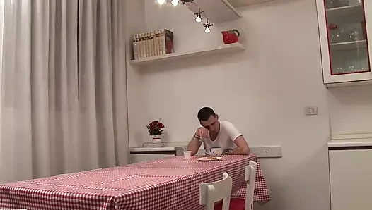 Ketika Anda memiliki ibu yang seksi, sulit untuk menolak persetubahan yang baik di dapur