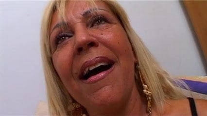 276 Une MILF blonde se fait sodomiser