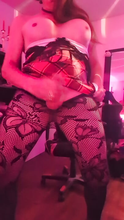 Shemale Andrea dobija svoje mleko