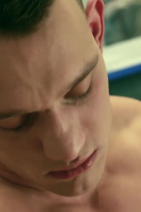 Bonito musculoso gay se masturba para gozada