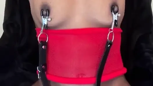 Aku lagi asik meremas toketku sambil pamer memek berbuluku