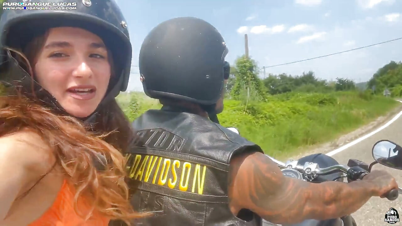 Ella se lleva polla después del paseo en moto con un culo perfecto