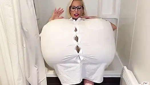 Mein Parfum lässt meine titten aufblasen! Lederjacke kann es nicht halten!