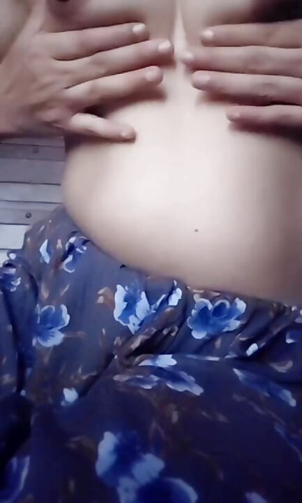 মেয়ের যোনি আঙুল দিয়ে চোদা