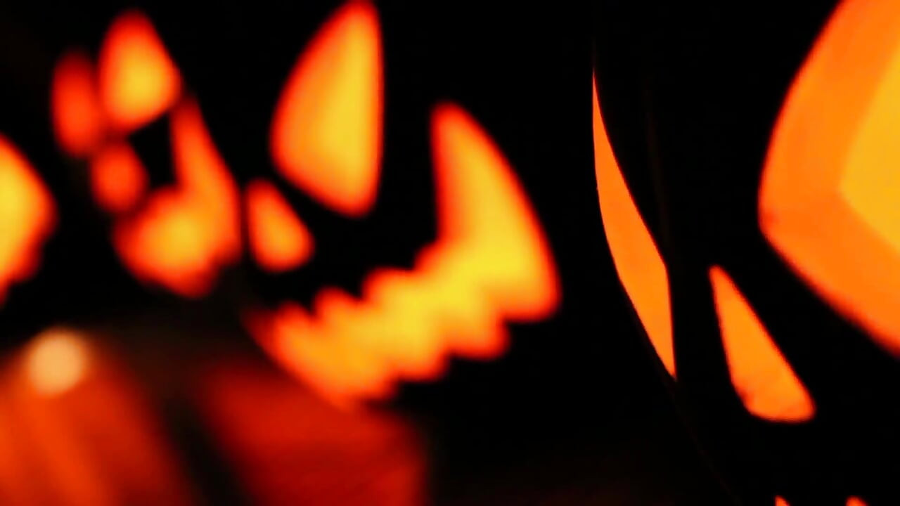 2 hot blondes share Halloween scare