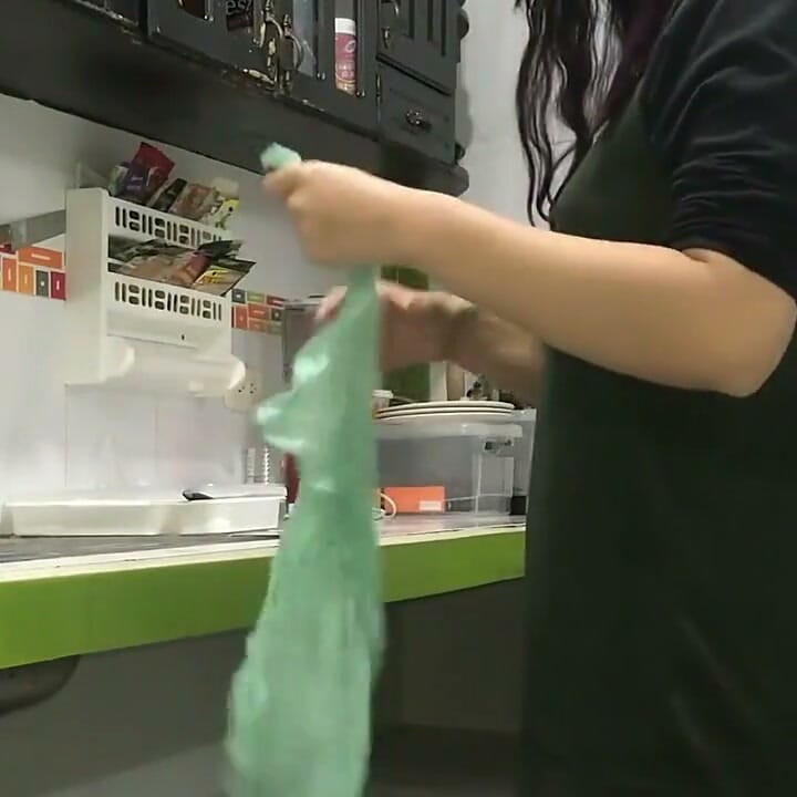 Semasa teman wanita cantik saya membersihkan, saya mengambil peluang untuk mengongkek pepeknya dan memancut mani di punggungnya