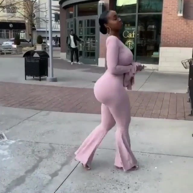 Cewek dewasa pantat montok lagi jalan