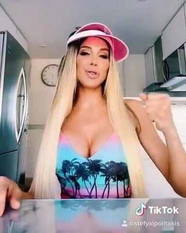 Stefania Xipolitakis moviendo las tetas