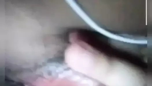 Молочная подруга трахает пальцами во время видеозвонка