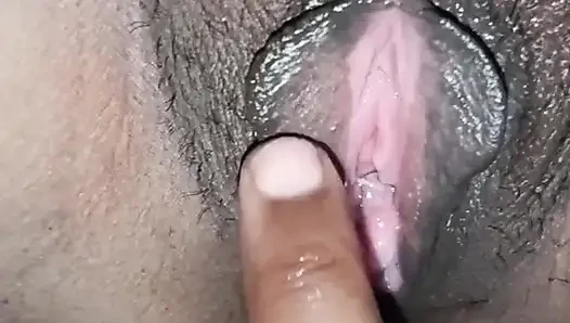 Ateşli ve seksi kız geceleri erkek arkadaşı tarafından nazikçe sikişiyor.