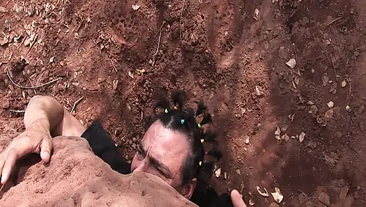 Похороненная красота в песке: дикий фетиш-секс на природе