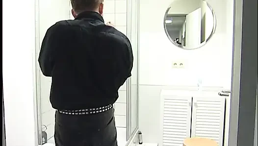 Nettes teen duscht und bläst den schwanz eines älteren typen