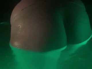 Ibu dengan pantat besar seksi di bak mandi air panas