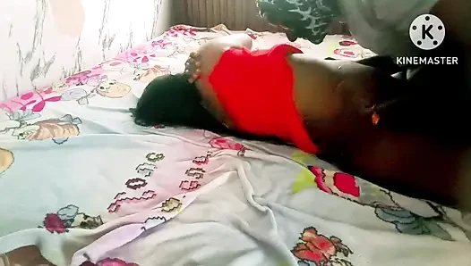 Üvey kız kardeş kendi üvey kız kardeşinin kocasını baştan çıkardı ve sert sikişiyor