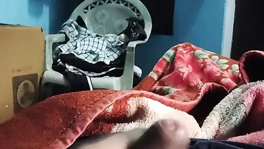 İri göğüslü hintli oğlan büyük yarakla ustalık yapıyor
