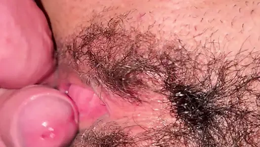 Azgın yarak büyük kıllı amcığımı ovuyor ve sikiyor ve işiyor ve boşalıyor