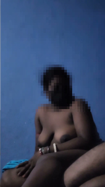 큰 젖탱이와 보지에 사정하는 Bhabhi | 클립 1