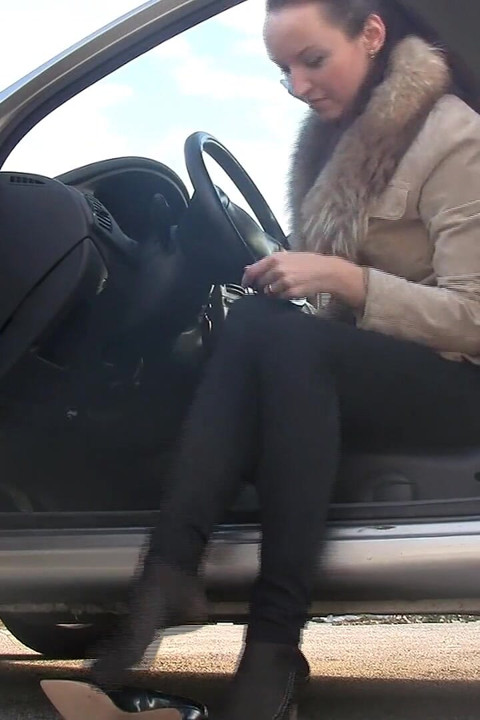 흑형 팬티 스타킹과 그레이 페이턴턴 하이힐을 신은 페달 펌핑