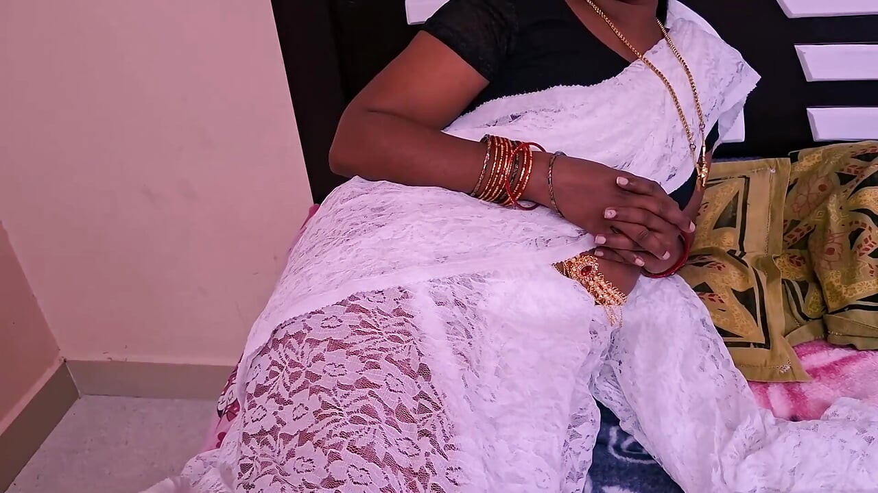 De Indische MILF Verleidt En Neukt Haar Stiefzoon