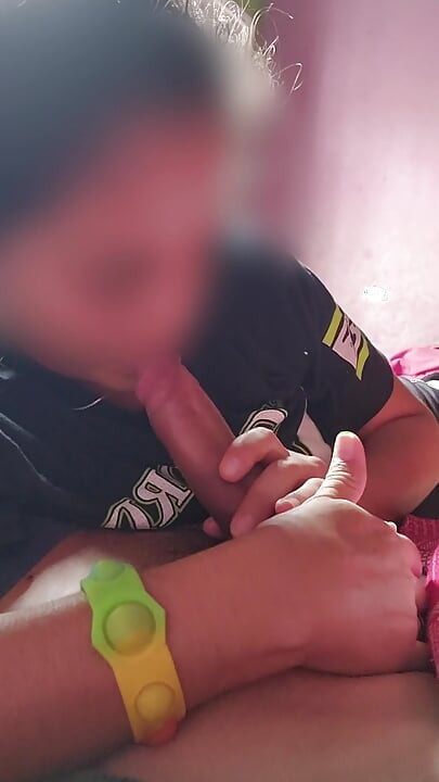 Ella me hace correrme en su boca