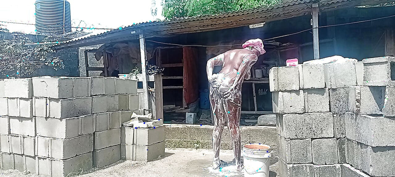 Σέξι χωριάτισσα κάνει μπάνιο έξω από το συγκρότημα