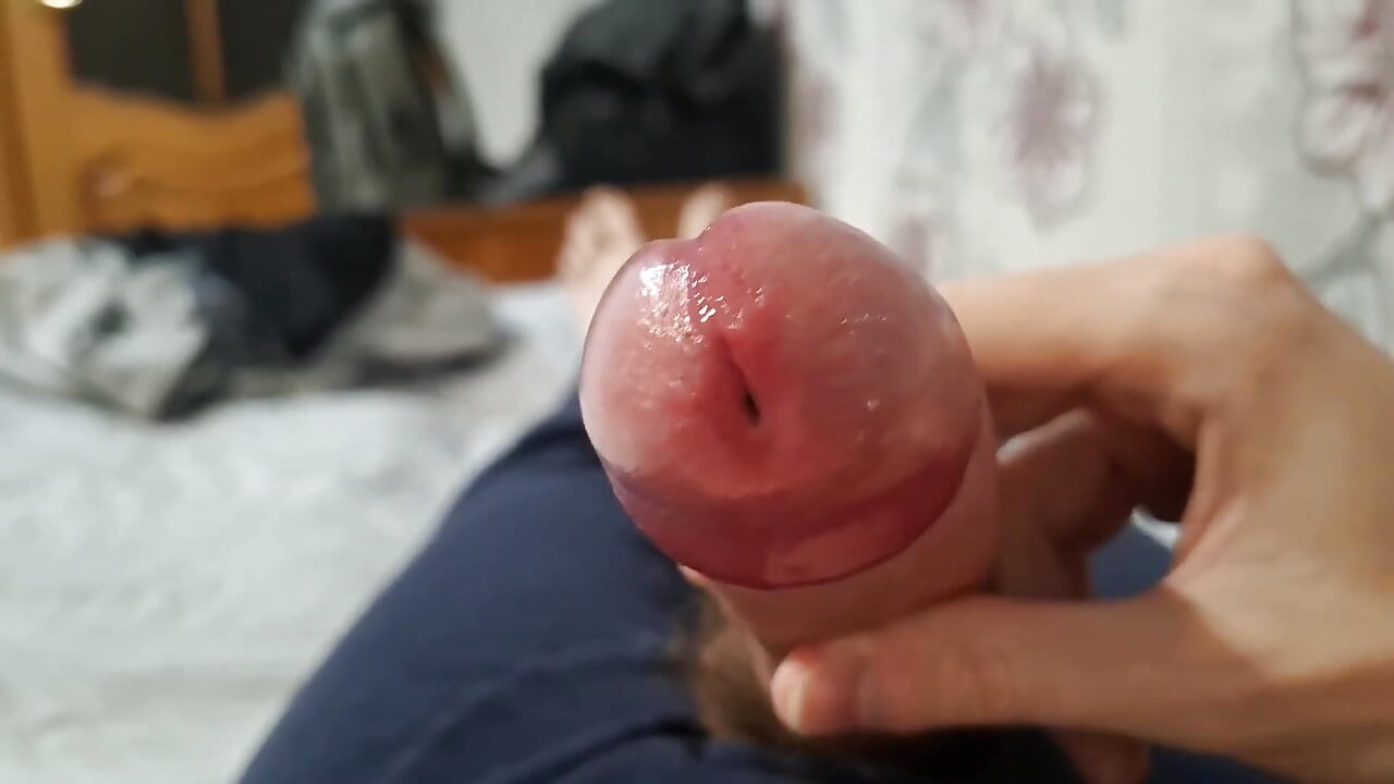 Avrupalı adam sigara içiyor ve büyük yarağını sıvazlıyor