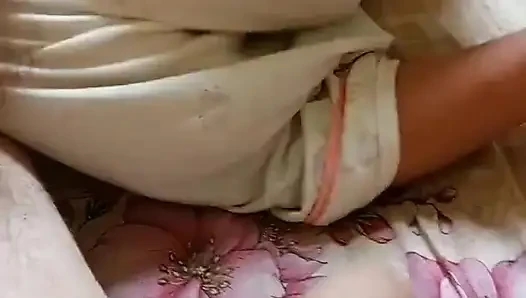Wanita yang lebih tua lagi asik nyepong kontol pria yang lebih tua sampai dia crot di lidahnya