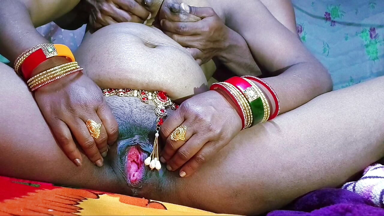 Pregnant suman bhabhi ke chut me bhaiya hanth ghussa ke paani nikal diya.hot jawan aunty ko boyfriend ne Dogg style me but pela.