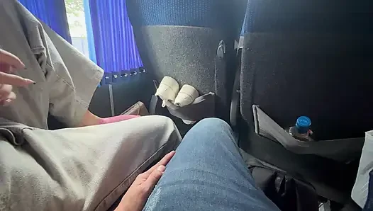 Medellin'e giden yol, halka açık otobüste amını parmaklıyor ve mastürbasyon yapıyor