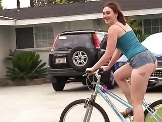 Jodi Taylor passa de andar de bicicleta para cavalgar um pau grande em minutos!