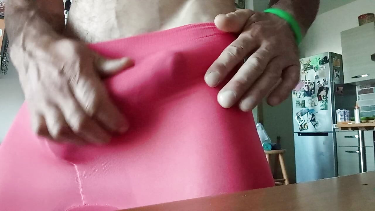 Dlouhý a nervózní v růžových punčochách