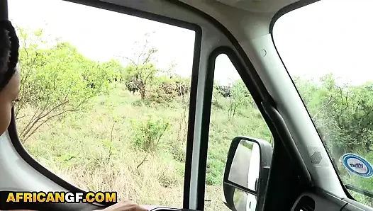 Pacar sange kulit hitam pengen banget nyepong kontolku di tengah perjalanan safari