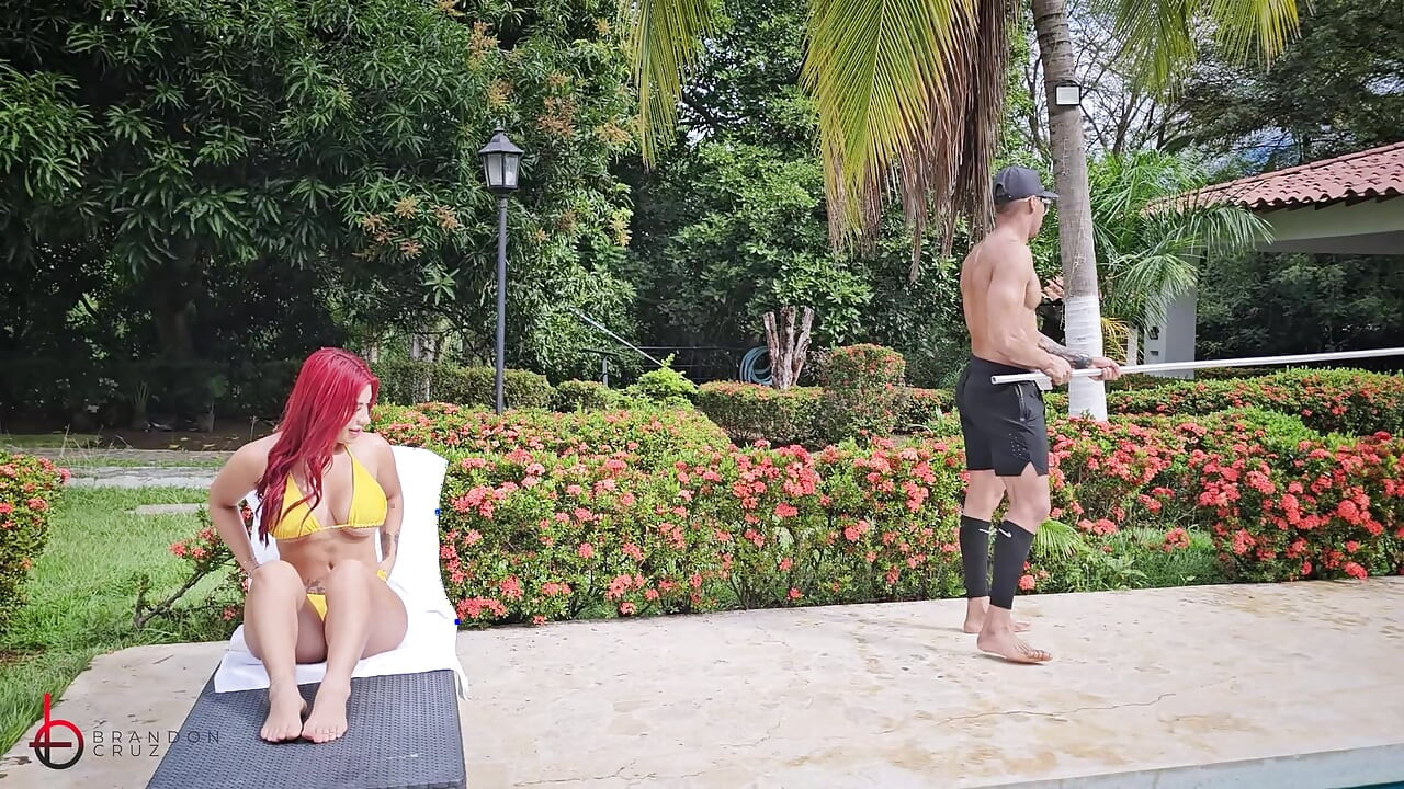 พนักงานต้อนรับริมสระน้ําอมควยให้เจ้านายผมแดงเอาท์ดอร์ - Brandon Cruz & Alejandra Palacios