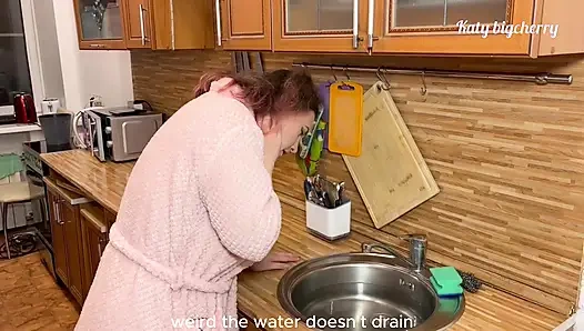 Lavabomu tamir etmesi için tesisatçıyı aradı, onun yerine götümü sikti