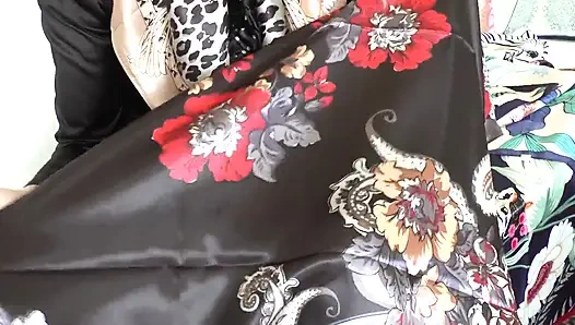 Hari scarf satin! Muncrat di seluruh syal satinku, lady victoria valente